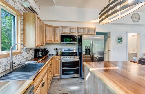 New Tazewell Cabin | Blue Haven | Pet-Friendly Norris Lake Lakefront Retreat | Sleeps 15