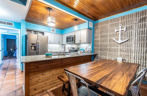 Port Aransas Condo | Blue Heat Waves:Beachfront Oasis Resort Pools, Ocean Views