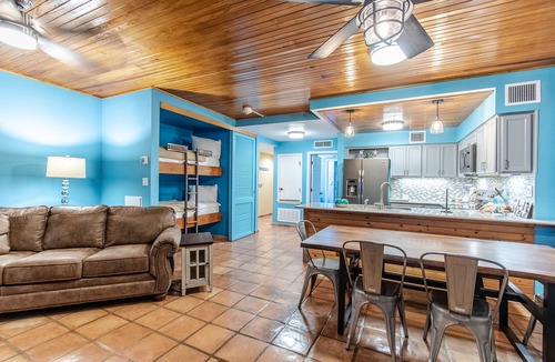 Port Aransas Condo | Blue Heat Waves:Beachfront Oasis Resort Pools, Ocean Views