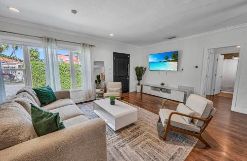 Coral Way House | Blue Heaven Poolside Retreat Brickell Sleeps 13