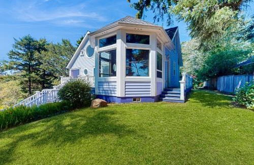 Newport House | Blue Heron Bluff