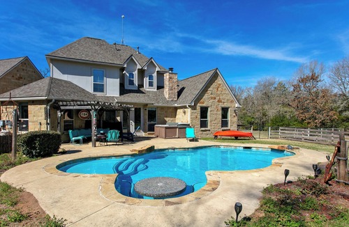 Wellborn House | Blue Heron Hideaway- Float, Fish, Relax, Repeat- 10 mi to A&M, Pet-friendly