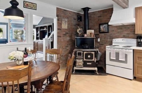 Fenelon Falls House | Blue Heron Lakefront Cottage w/Hot Tub