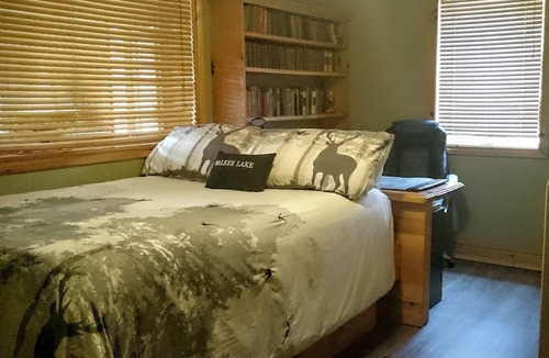 Lake of Bays Bed & Breakfast | Blue Heron Lakefront Vacation Suite c/w Algonquin Passes - Bring your pet free!
