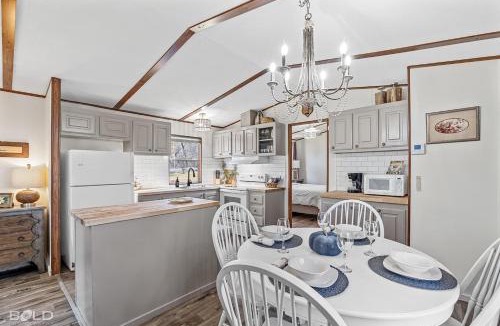 Uncertain House | Blue Heron Lakefront Cabin on Caddo Lake Dock