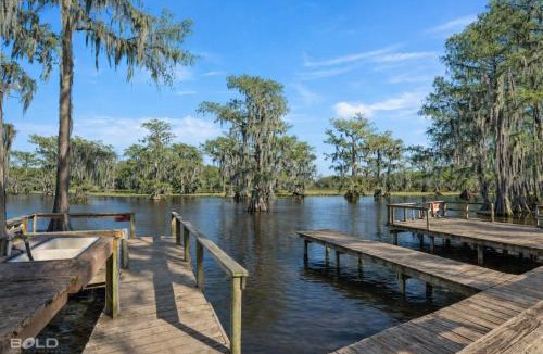 Uncertain House | Blue Heron Lakefront Cabin on Caddo Lake Dock