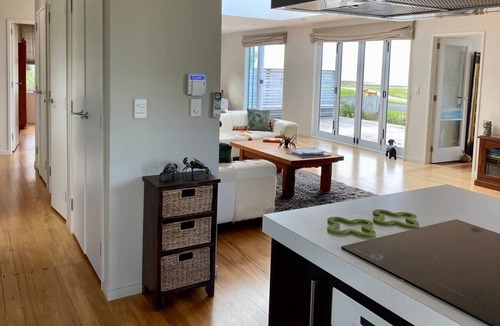 Kaiaua House | Blue Heron on Kaiaua