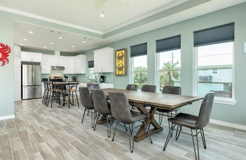 Isla Del Sol House | Blue Heron Spacious 4-bed, 4-bath Canal-Front Getaway