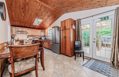 Lion's Head Cottage | Blue Horizon: Sauna Retreat near Isthmus Bay and just a short drive to the National Park.