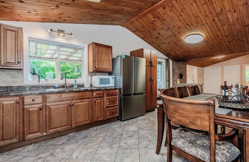 Lion's Head Cottage | Blue Horizon: Sauna Retreat near Isthmus Bay and just a short drive to the National Park.