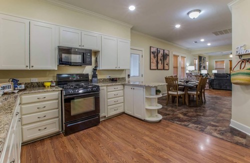 Lacy-Lakeview House | Blue House Bungalow,10 mins to Baylor and downtown Waco. Pet friendly!