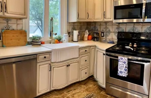 Maryville House | Blue House on Main | *Pet Friendly*