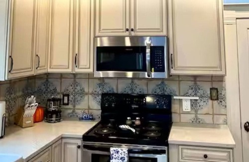 Maryville House | Blue House on Main | *Pet Friendly*