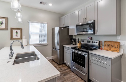 Clear Lake Shores Apartment | Blue Ivory: Kemah Retreat (2B)