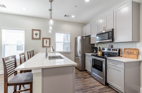 Clear Lake Shores Apartment | Blue Ivory: Kemah Retreat (2B)