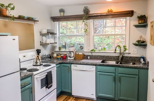 Chattanooga House | Blue Ivy: Cottage w/Modern Charm, 1 Mile to Ruby Falls