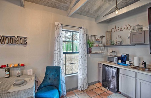 Pittsburg Apartment | Blue Jay Cottage' - Pittsburg Studio on Winery!