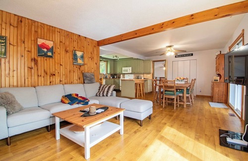 Clear Lake Cottage | Blue Jay Getaway - Four Bedroom Cottage, Sleeps 9
