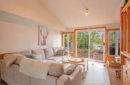 Clear Lake Cottage | Blue Jay Getaway - Four Bedroom Cottage, Sleeps 9