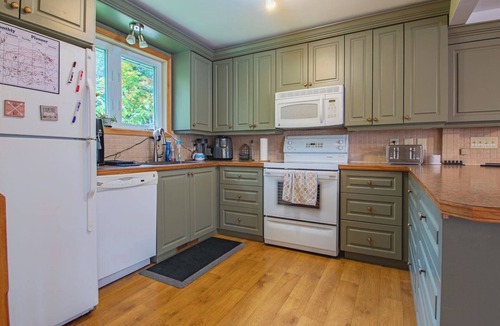 Clear Lake Cottage | Blue Jay Getaway - Four Bedroom Cottage, Sleeps 9