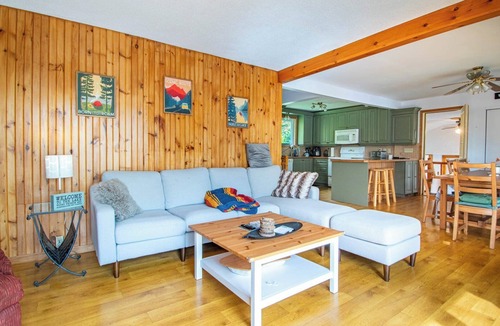Clear Lake Cottage | Blue Jay Getaway - Four Bedroom Cottage, Sleeps 9