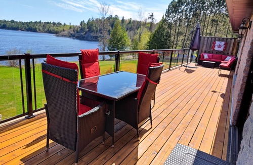 Monetville Cottage | Blue Jays Paradise: Lake Front Cottage