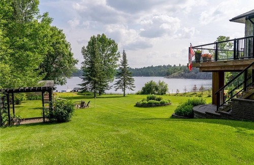 Monetville Cottage | Blue Jays Paradise: Lake Front Cottage