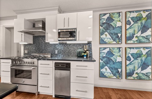 Downtown House | Blue Jungalow Bentonville - Hot Tub