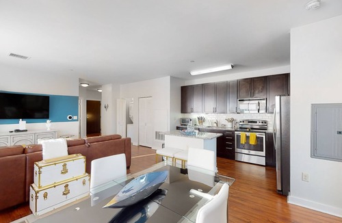 Malden Apartment | Blue King & Queen Near Train.