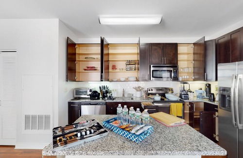 Malden Apartment | Blue King & Queen Near Train.