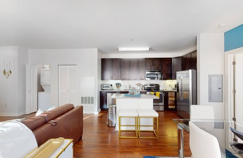 Malden Apartment | Blue King & Queen Near Train.