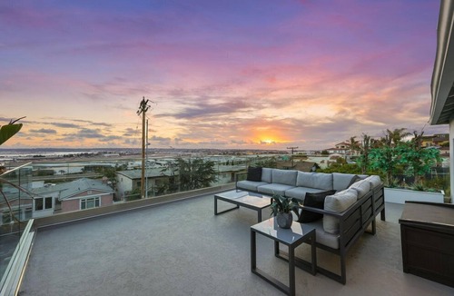 Middletown House | BLUE LAGOON➕ BONUS APT ♦ GAMES ♦ POOL ♦ VIEWS ♦ LUXURY - THIS PLACE IS NUTS!