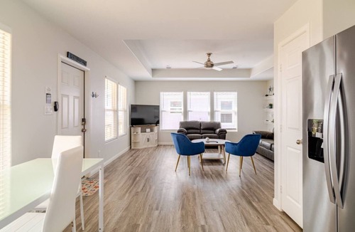 Gilchrist House | Blue Lagoon - Hot Tub, Golf Cart, Dog Friendly!
