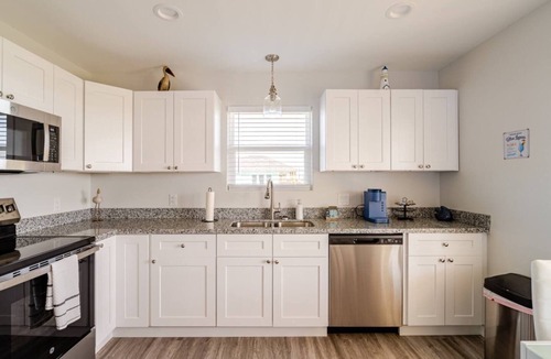 Gilchrist House | Blue Lagoon - Hot Tub, Golf Cart, Dog Friendly!
