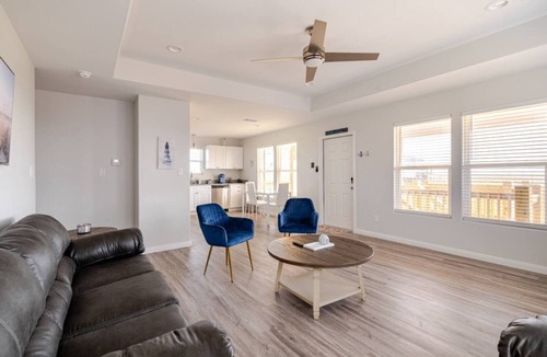 Gilchrist House | Blue Lagoon - Hot Tub, Golf Cart, Dog Friendly!