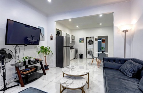 De Lorimier Apartment | Blue Lounge - Lafontaine Park - Downtown