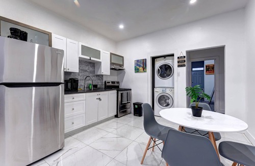 De Lorimier Apartment | Blue Lounge - Lafontaine Park - Downtown