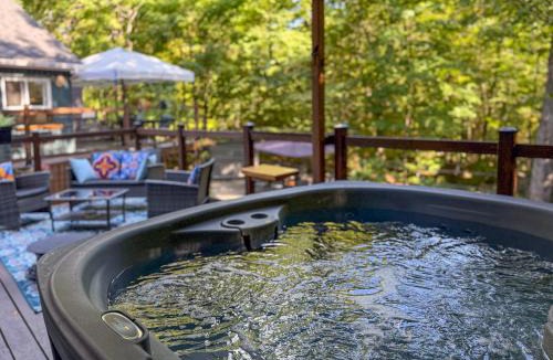Prevost Ski Chalet | Blue Moon Cozy, Hot Tub, Close to Everything