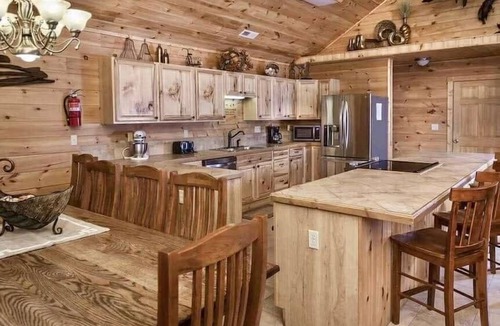 Clyde Cabin | Blue Moon Lodge: Reconnect with Family and Friends with Room to Spread Out!