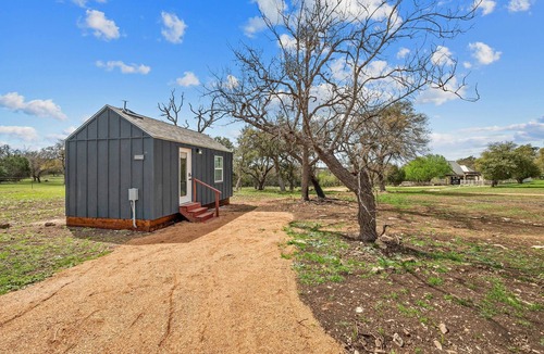 Fredericksburg House | Blue Moon-pet friendly tiny home!