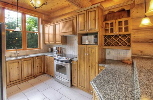 Fiddler Lake Resort Ski Chalet | Blue Moose Private pool, spa & lake access