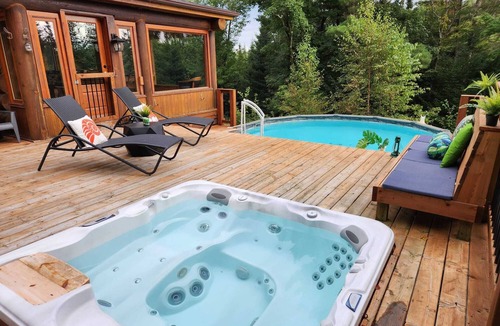 Fiddler Lake Resort Ski Chalet | Blue Moose Private pool, spa & lake access