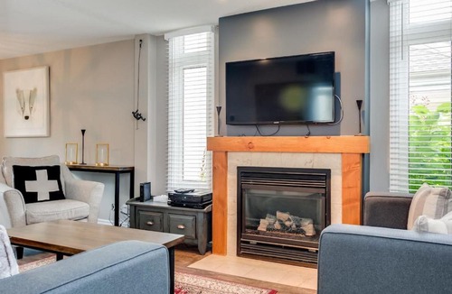 The Blue Mountains House | Blue Mountain 3BR, Sierra Lane Condo