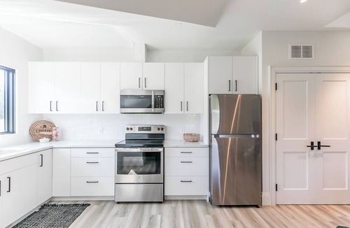 Glen Huron Apartment | Blue Mountain Guest House- 7 minutes to Blue Mountain!