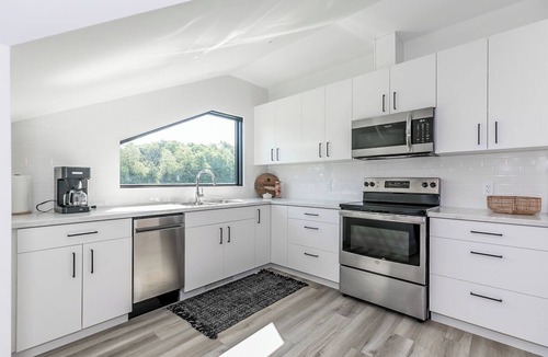 Glen Huron Apartment | Blue Mountain Guest House- 7 minutes to Blue Mountain!