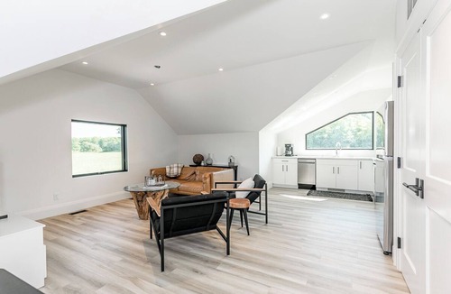 Glen Huron Apartment | Blue Mountain Guest House- 7 minutes to Blue Mountain!