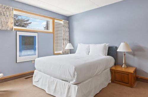 The Blue Mountains House | Blue Mountain Ski In Ski Out Resort Condo 2 Level