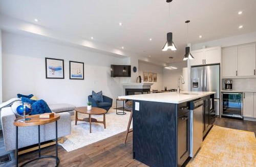 The Blue Mountains House | Blue Mountain Townhome - Patio Shuttle Trails