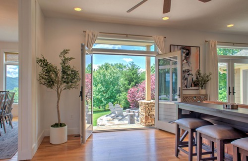 Clyde House | Blue Mountain View by Carolina Mornings | Fire Pit, Hot Tub🚣‍♂️+Biltmore Pass