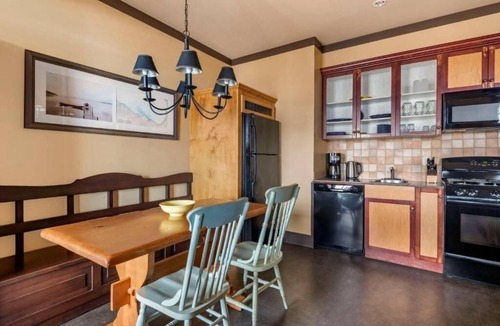 The Blue Mountains Hotel | Blue Mountain Village Modern Room – Fireplace, Balcony & Kitchen